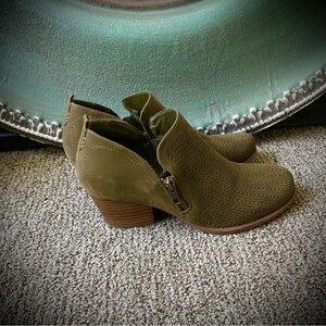 BareTraps Green Rianne Ankle Booties with Zipper Size 7.5 Fall Stacked Heel